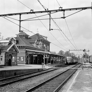 857680 Gezicht op het N.S.-station Barneveld Dorp te Barneveld, met rechts het electrische treinstel nr. 378 (mat. ...